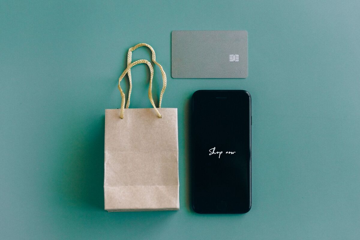DTC e-commerce products, shopping bags, and mobile checkout